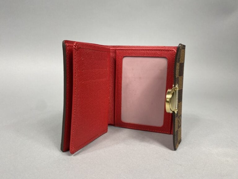 Louis VUITTON - Portefeuille en cuir rouge et toile damier - 12.5 x 10 cm - Ave…