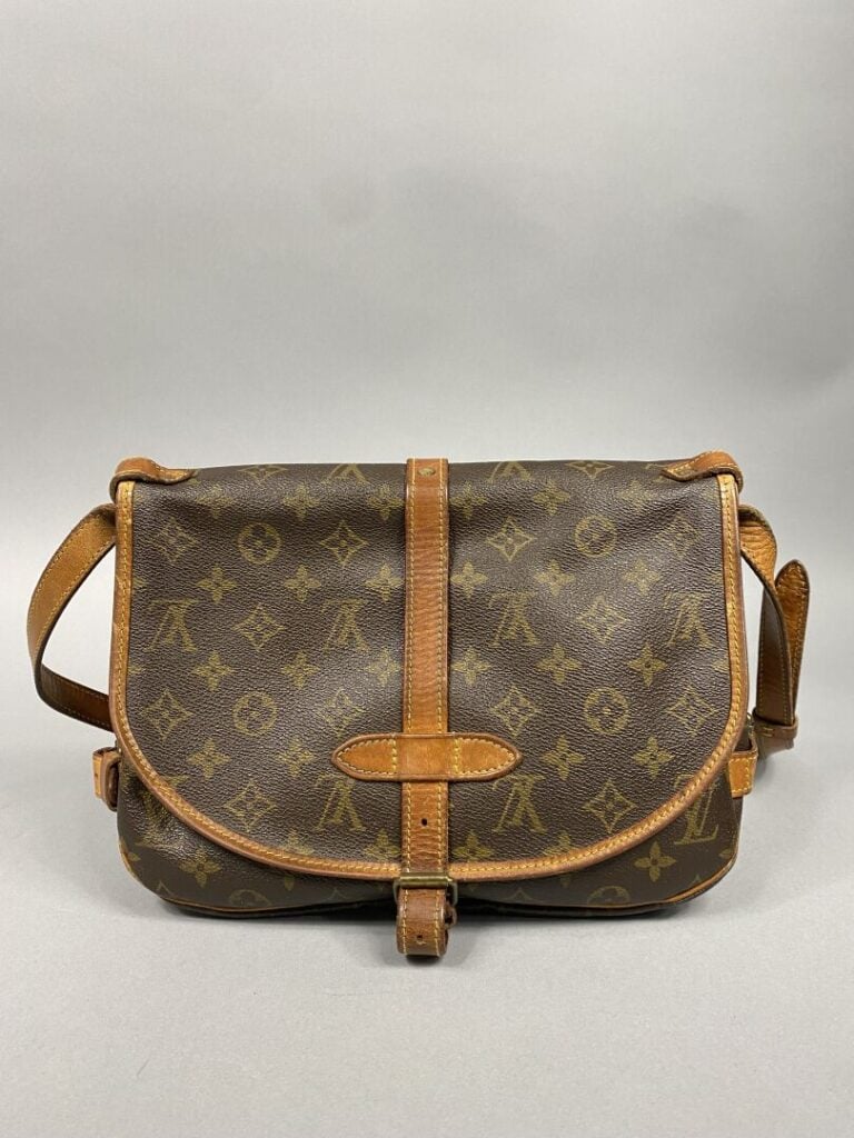 Louis VUITTON - Sac besace « Saumur » 30, en toile monogram et cuir naturel dou…