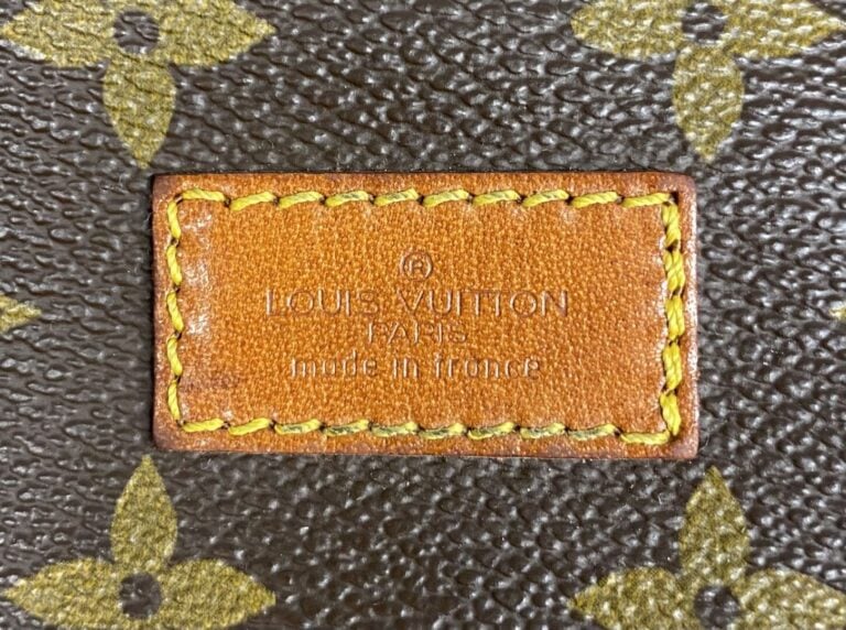 Louis VUITTON - Sac besace « Saumur » 30, en toile monogram et cuir naturel dou…