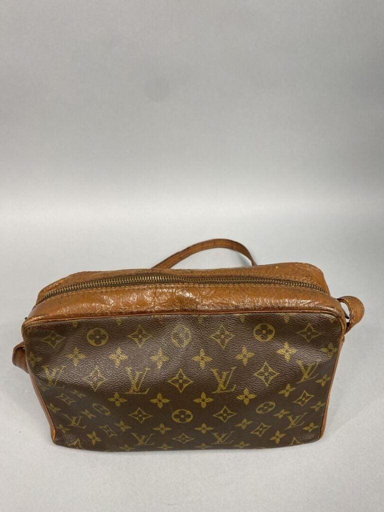 Louis VUITTON - Sac en toile monogram et cuir naturel porté épaule, bandoulière…