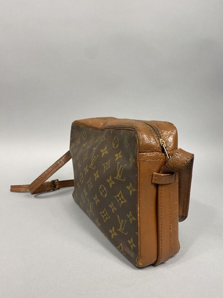 Louis VUITTON - Sac en toile monogram et cuir naturel porté épaule, bandoulière…