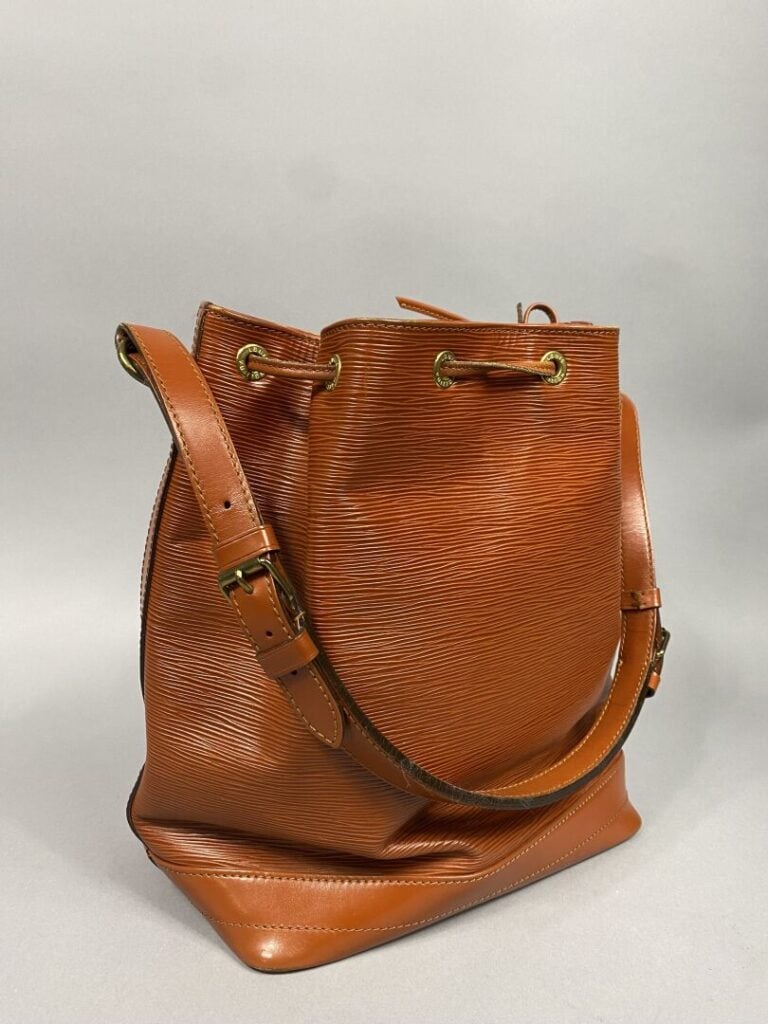 Louis VUITTON - Sac « Noé » grand modèle en cuir épi camel, porté épaule bandou…