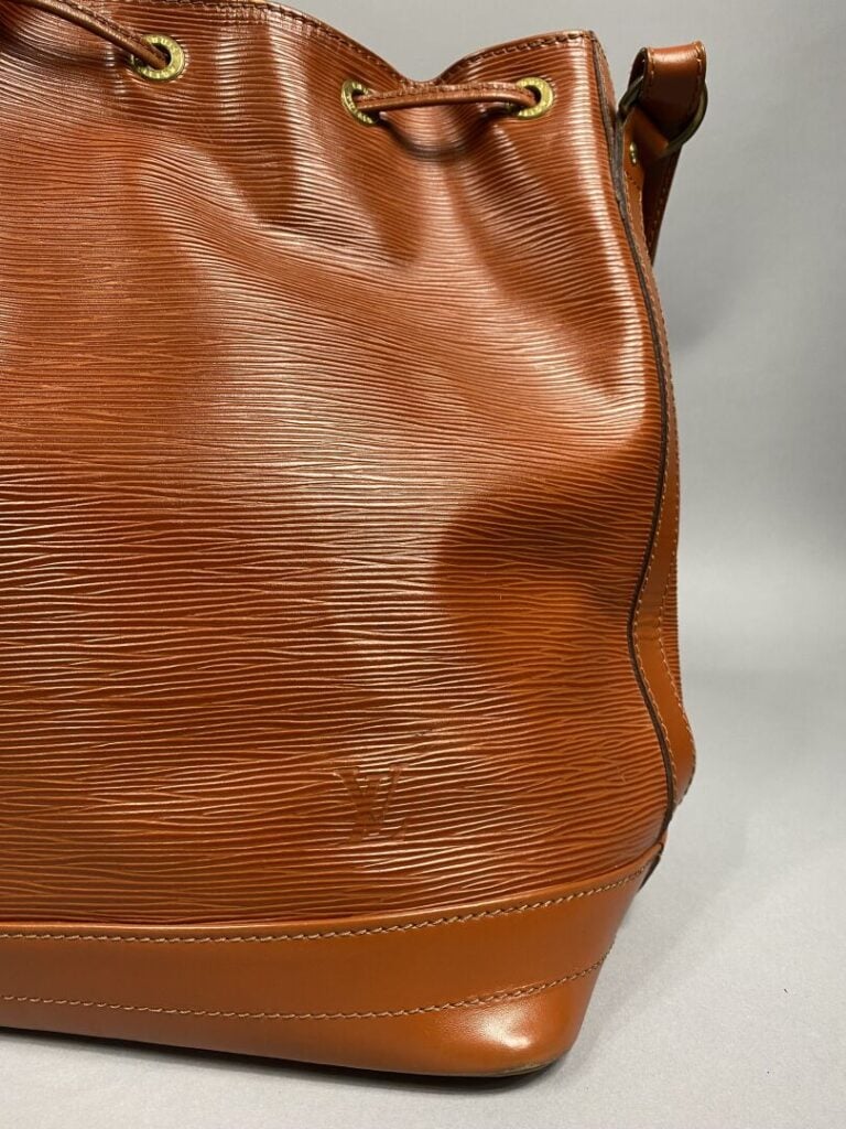 Louis VUITTON - Sac « Noé » grand modèle en cuir épi camel, porté épaule bandou…