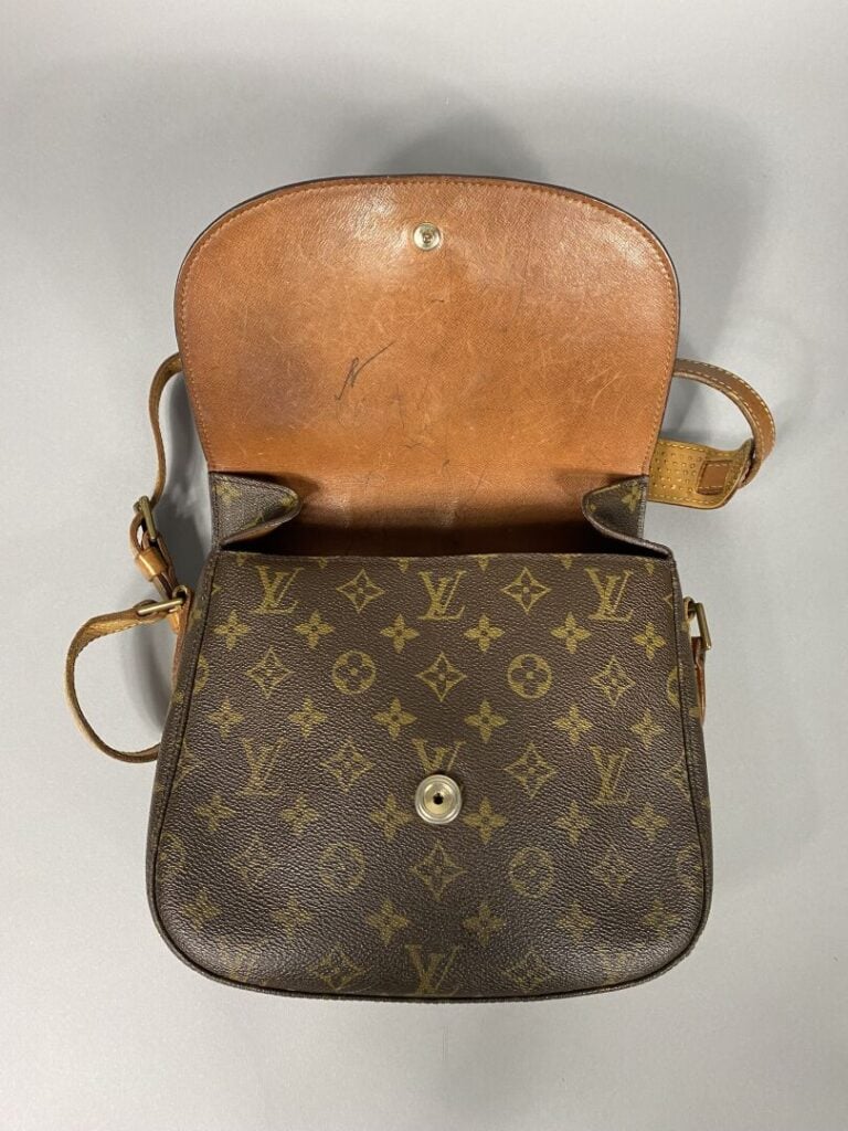 LOUIS VUITTON - Sac « Saint Cloud » en toile monogram, bandoulière réglable en…