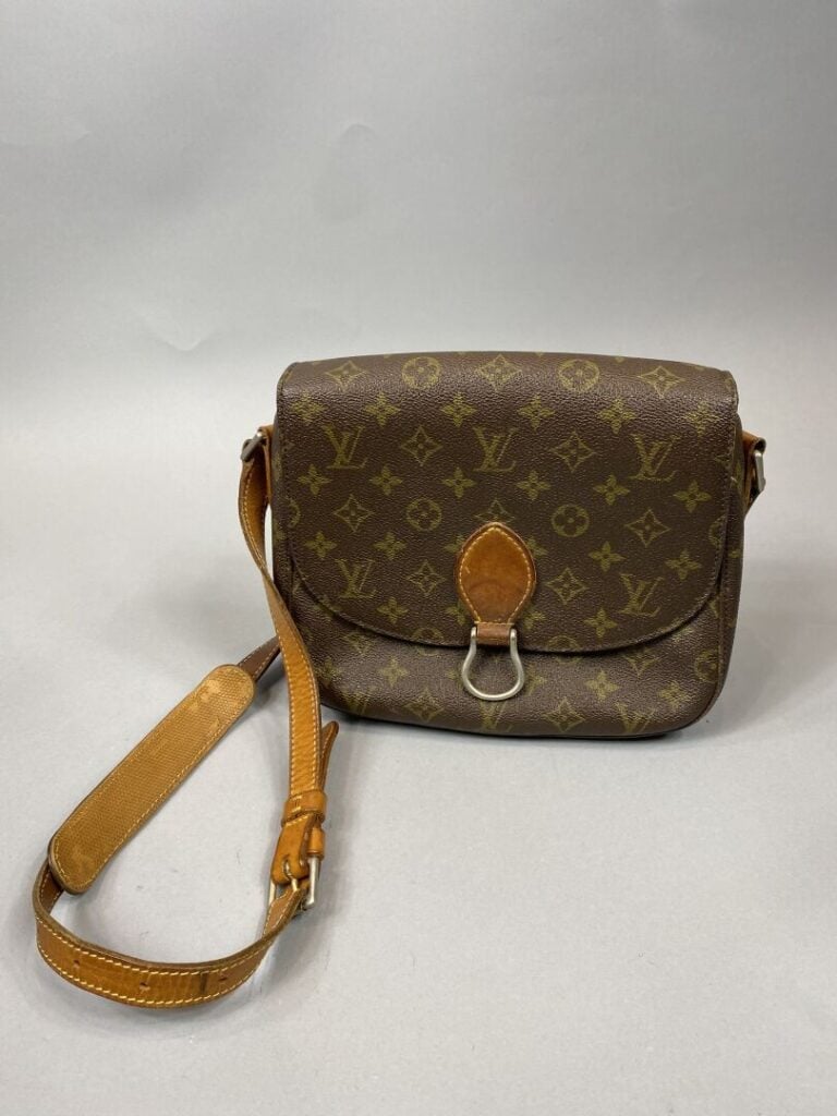 Louis VUITTON - Sac « Saint Cloud » en toile monogram, bandoulière réglable en…