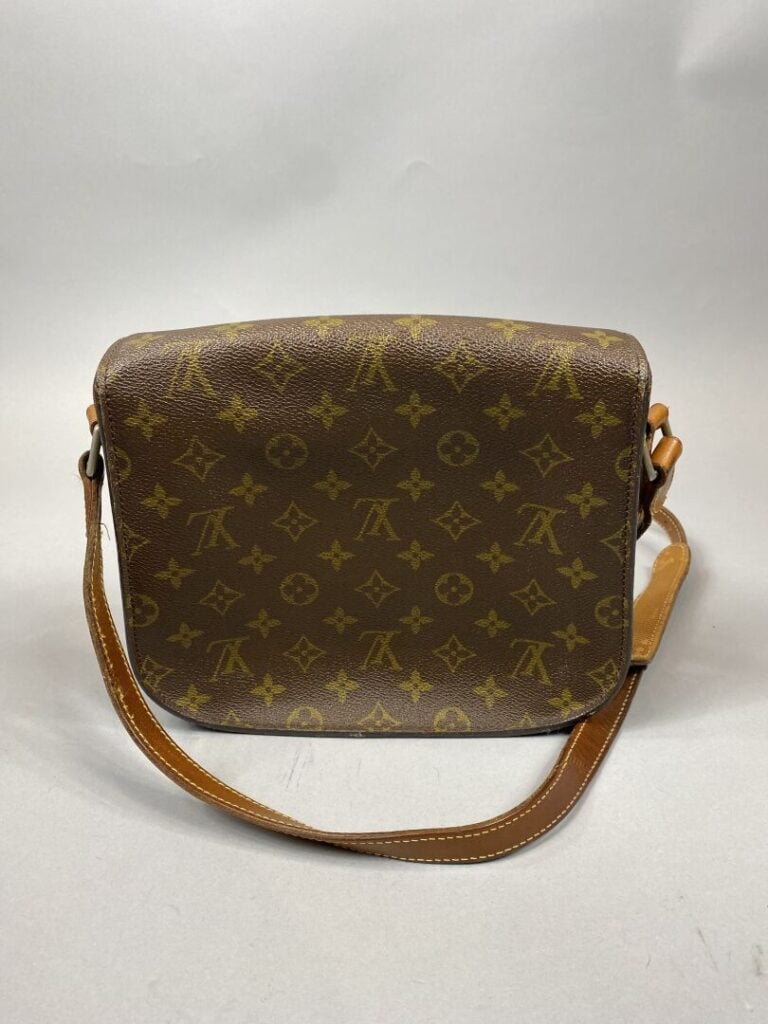 Louis VUITTON - Sac « Saint Cloud » en toile monogram, bandoulière réglable en…