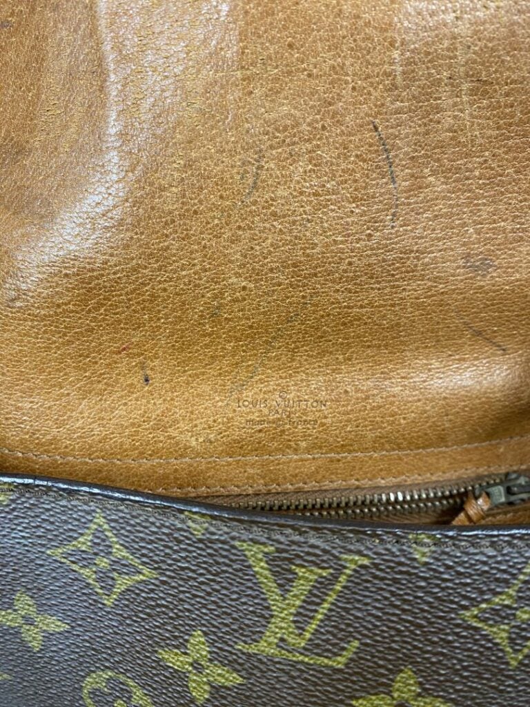 Louis VUITTON - Sac « Saint Cloud » en toile monogram, bandoulière réglable en…
