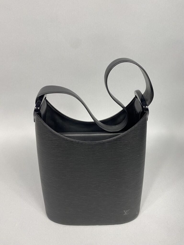 Louis VUITTON - Sac « Verseau » en cuir épi noir fermeture à rabat en cuir liss…