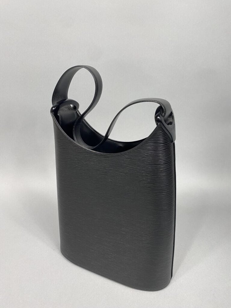 Louis VUITTON - Sac « Verseau » en cuir épi noir fermeture à rabat en cuir liss…