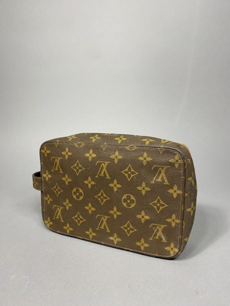 Louis VUITTON - Trousse en toile monogram vintage, intérieur en cuir blanc (abî…