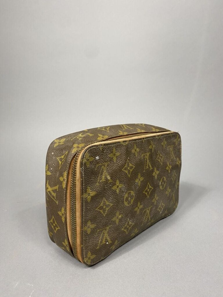 Louis VUITTON - Trousse en toile monogram vintage, intérieur en cuir blanc (abî…