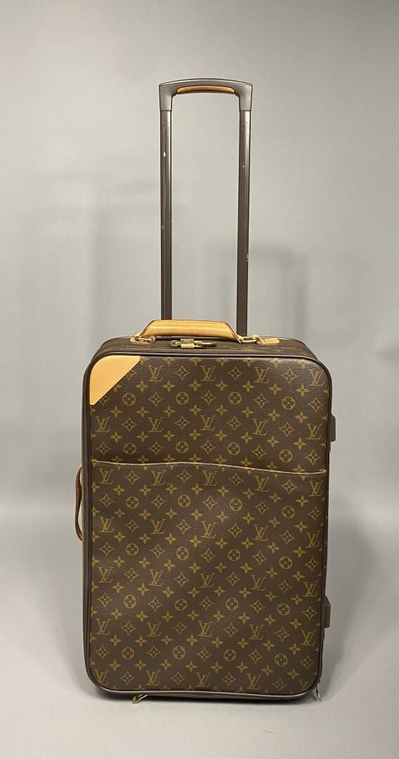 Louis VUITTON - Valise cabine "Pégase" à roulettes 55cm en toile monogram et cu…