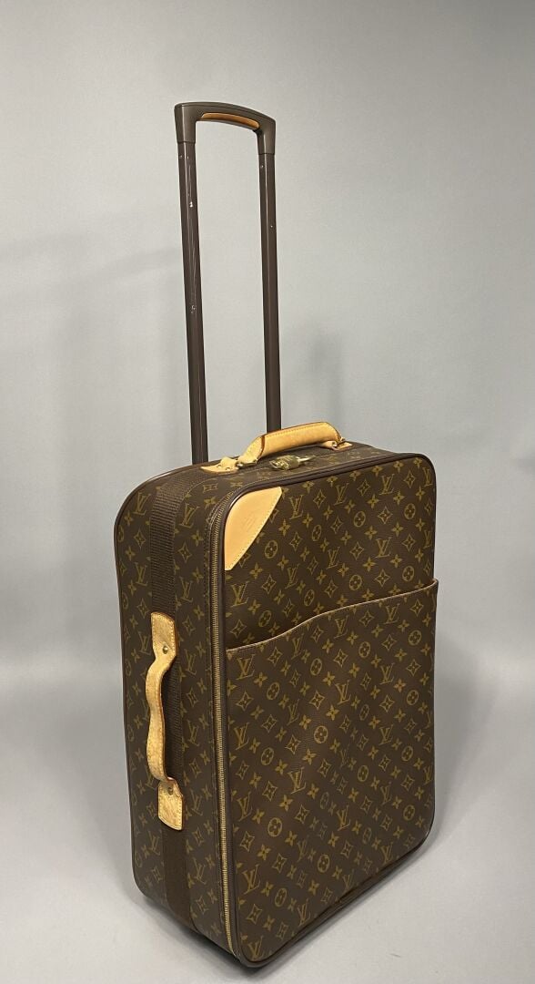 Louis VUITTON - Valise cabine "Pégase" à roulettes 55cm en toile monogram et cu…