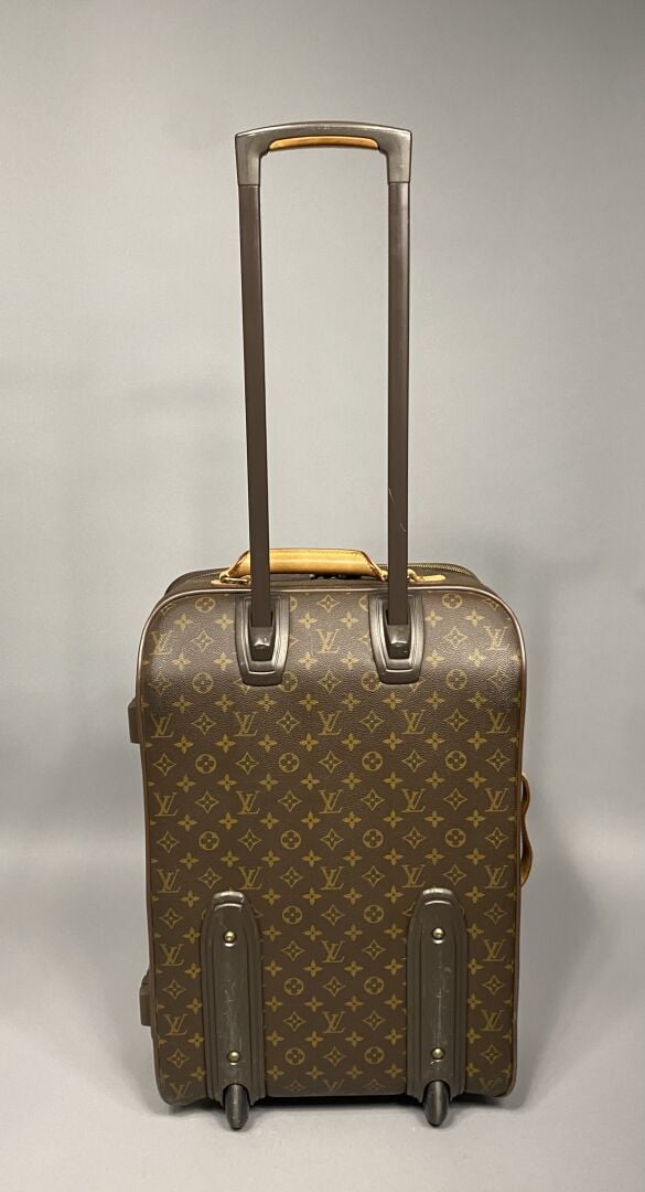 Louis VUITTON - Valise cabine "Pégase" à roulettes 55cm en toile monogram et cu…