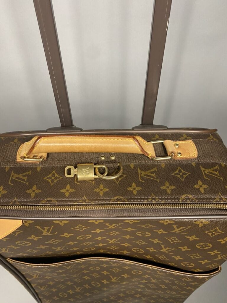 Louis VUITTON - Valise cabine "Pégase" à roulettes 55cm en toile monogram et cu…