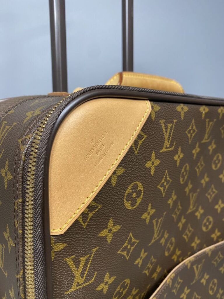 Louis VUITTON - Valise cabine "Pégase" à roulettes 55cm en toile monogram et cu…