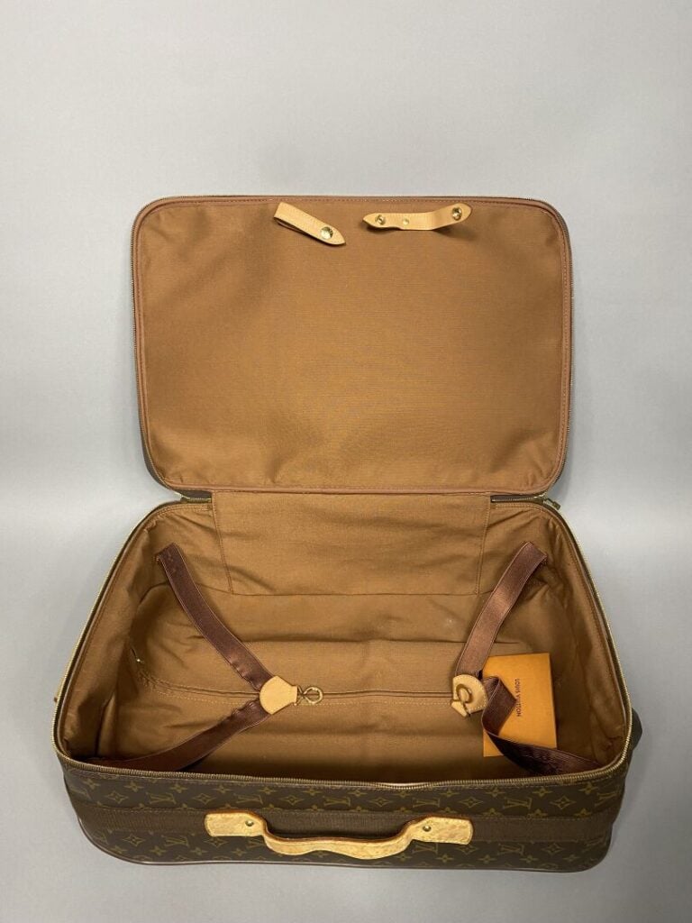 Louis VUITTON - Valise cabine "Pégase" à roulettes 55cm en toile monogram et cu…