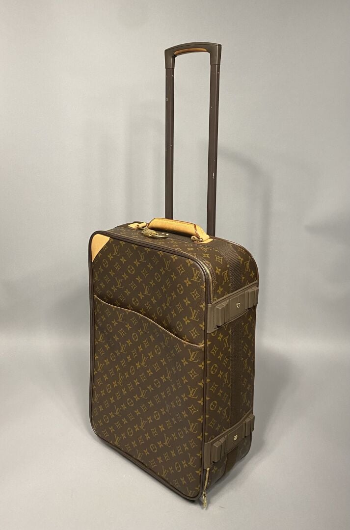 Louis VUITTON - Valise cabine "Pégase" à roulettes 55cm en toile monogram et cu…