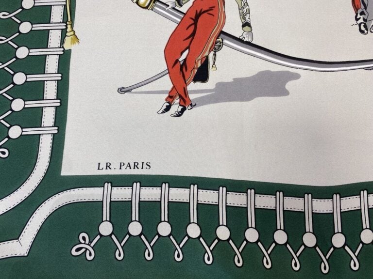 LR Paris - Carré en twill de soie à décor imprimé titré "Chasseurs à cheval" -…
