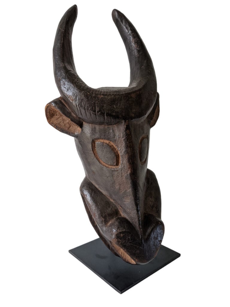 Masque Bamiléké (Cameroun) de bovidé (buffle) avec un reste de patine. - 59 x 2…
