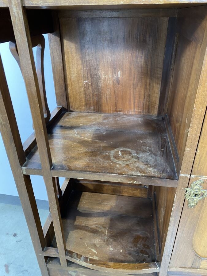 Meuble de présentation à étagères en bois naturel ouvrant par quatre niches, de…