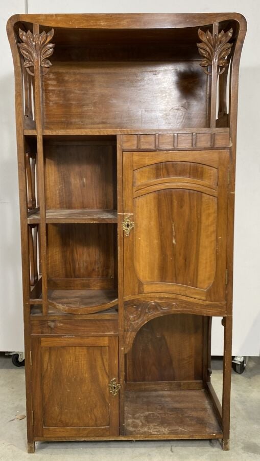 Meuble de présentation à étagères en bois naturel ouvrant par quatre niches, de…