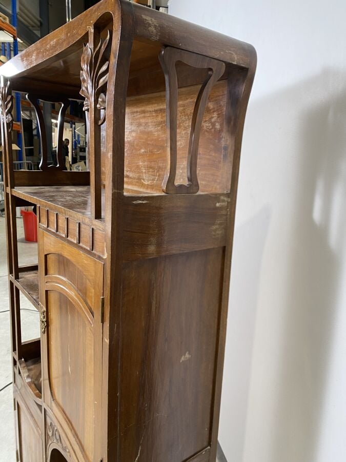 Meuble de présentation à étagères en bois naturel ouvrant par quatre niches, de…