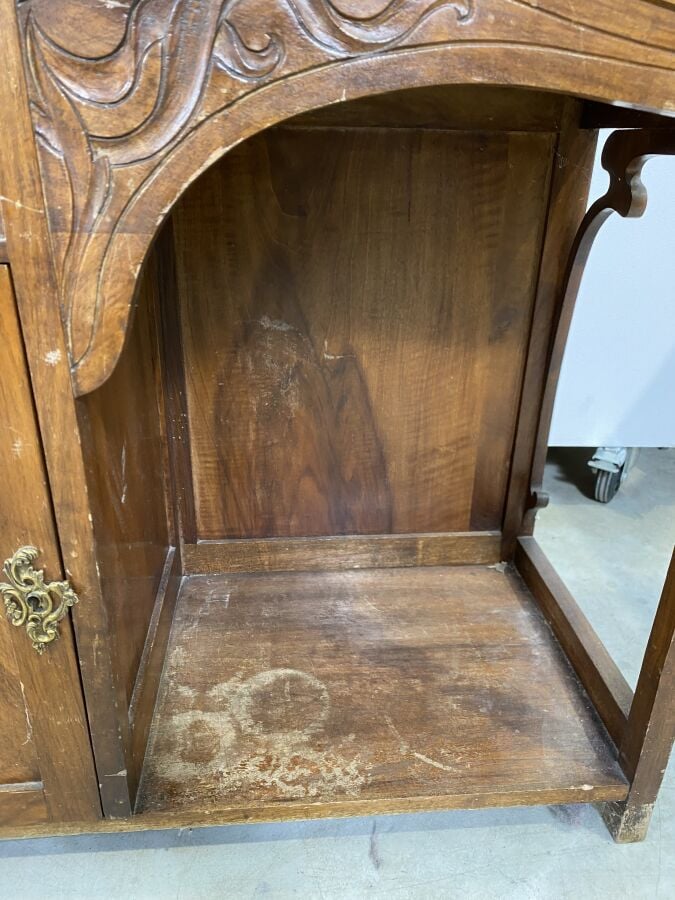 Meuble de présentation à étagères en bois naturel ouvrant par quatre niches, de…
