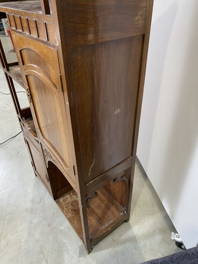 Meuble de présentation à étagères en bois naturel ouvrant par quatre niches, de…