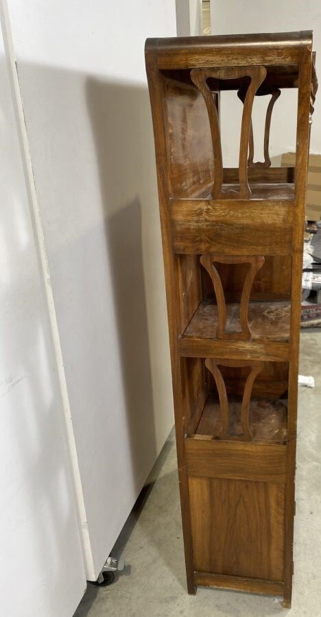 Meuble de présentation à étagères en bois naturel ouvrant par quatre niches, de…