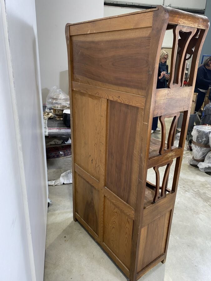 Meuble de présentation à étagères en bois naturel ouvrant par quatre niches, de…