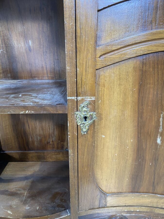 Meuble de présentation à étagères en bois naturel ouvrant par quatre niches, de…