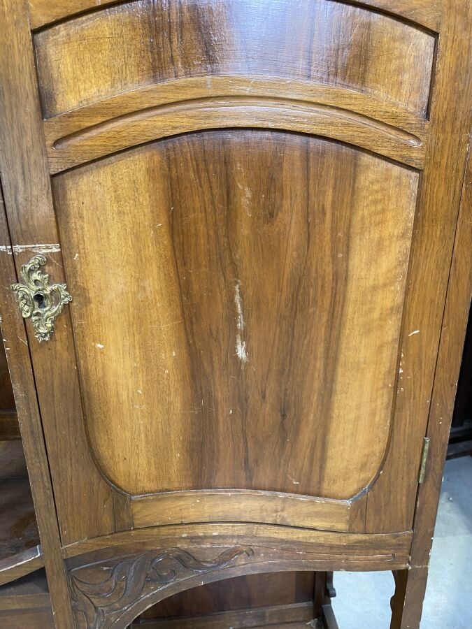 Meuble de présentation à étagères en bois naturel ouvrant par quatre niches, de…