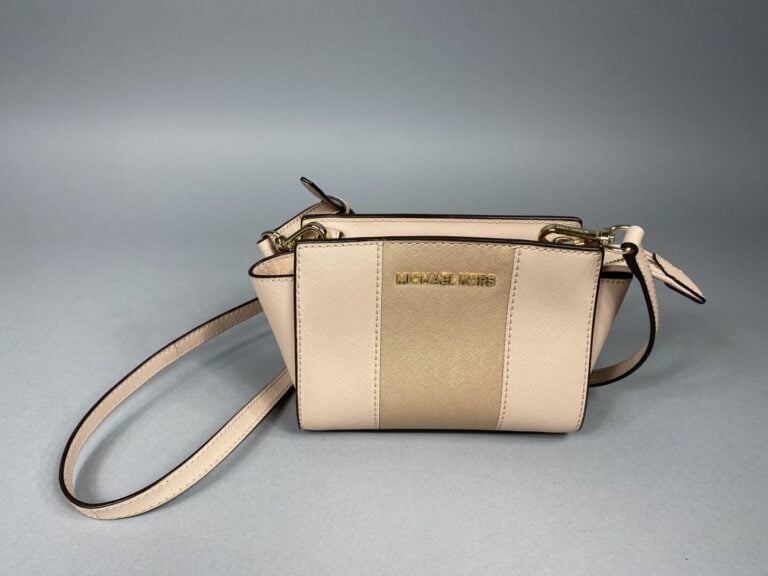 Michael KORS - Petit sac bandoulière de forme trapèze en cuir grainé rose poudr…