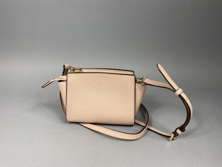 Michael KORS - Petit sac bandoulière de forme trapèze en cuir grainé rose poudr…