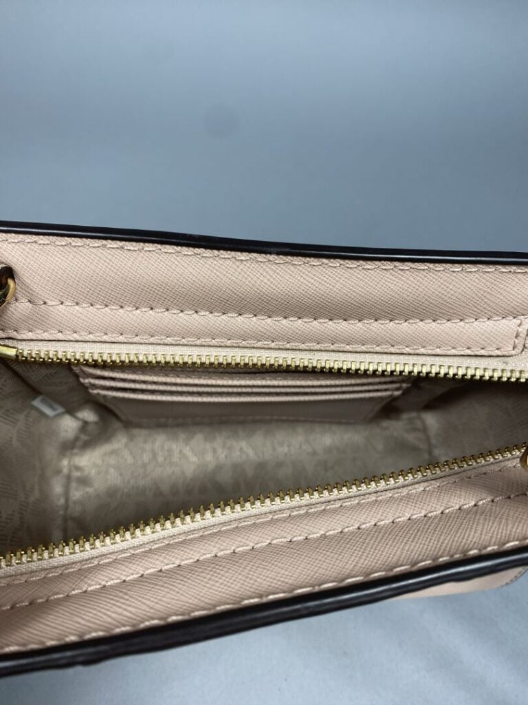 Michael KORS - Petit sac bandoulière de forme trapèze en cuir grainé rose poudr…