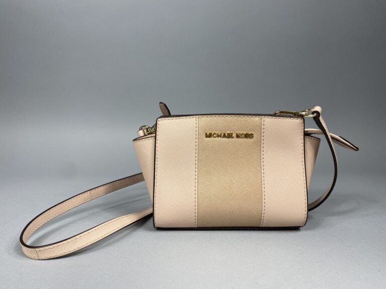Michael KORS - Petit sac bandoulière de forme trapèze en cuir grainé rose poudr…