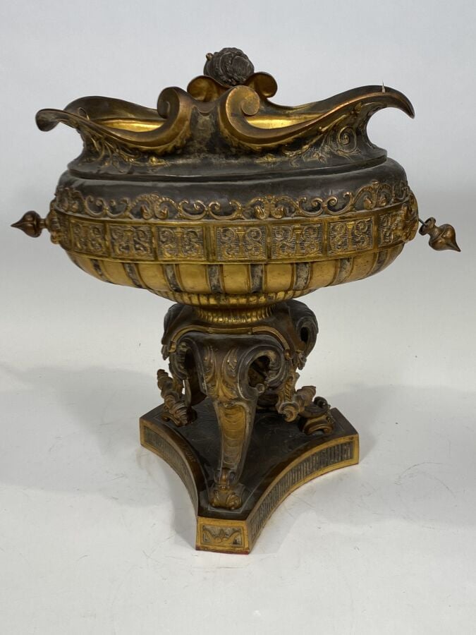 MILLIOT - Grande coupe formant jardinière sur pied en métal patiné et doré à dé…