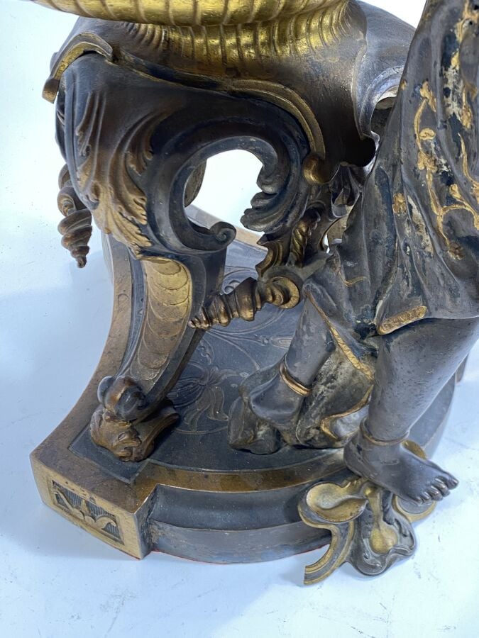 MILLIOT - Grande coupe formant jardinière sur pied en métal patiné et doré à dé…