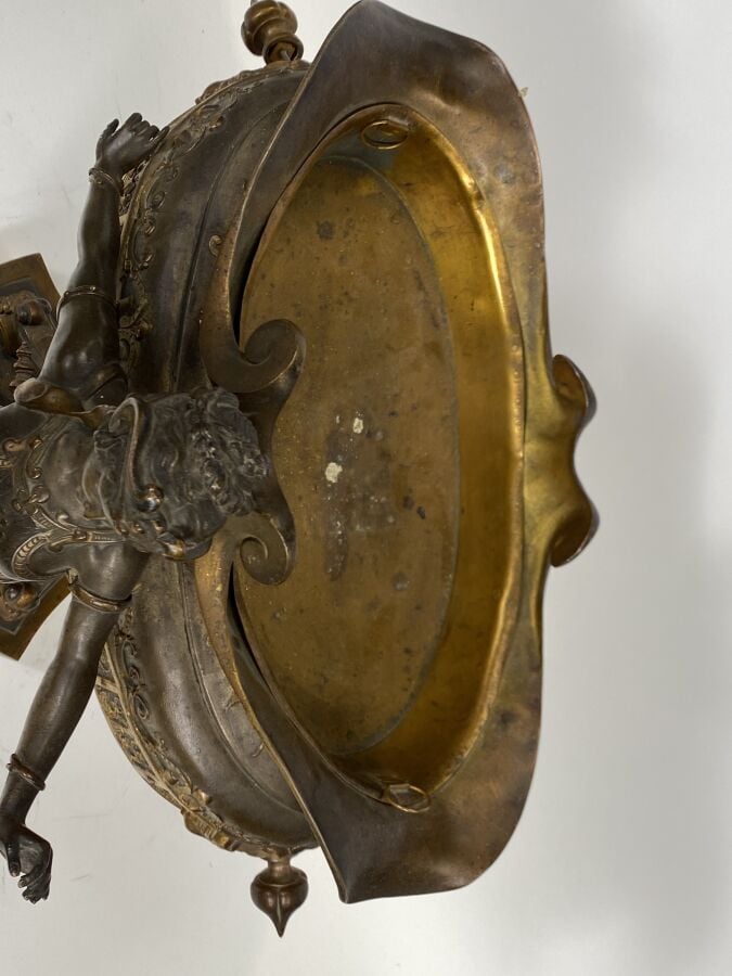 MILLIOT - Grande coupe formant jardinière sur pied en métal patiné et doré à dé…