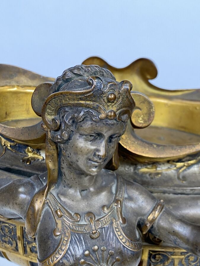 MILLIOT - Grande coupe formant jardinière sur pied en métal patiné et doré à dé…