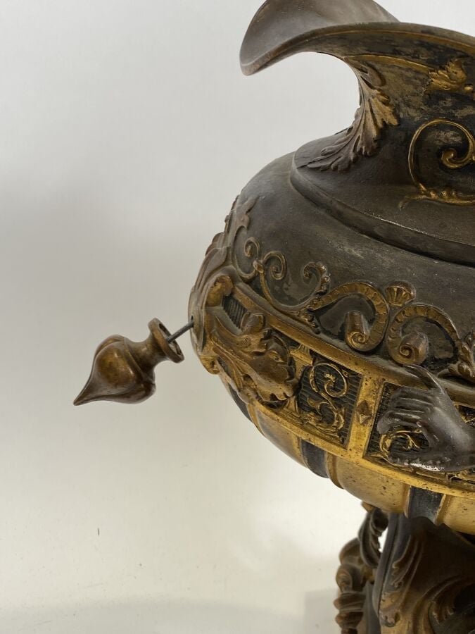 MILLIOT - Grande coupe formant jardinière sur pied en métal patiné et doré à dé…