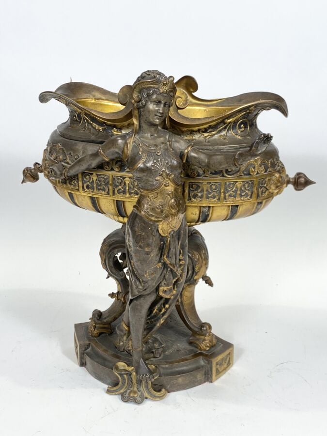 MILLIOT - Grande coupe formant jardinière sur pied en métal patiné et doré à dé…