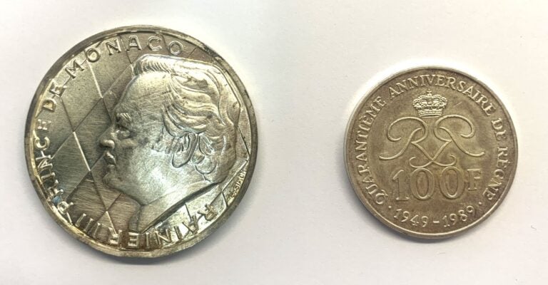 Monaco - Divers - Lot comprenant une médaille de Rainier III et une 100 Francs…