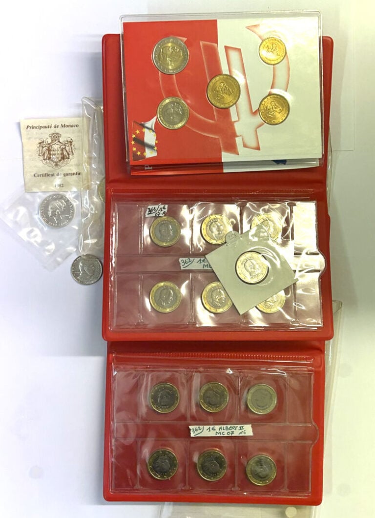 Monaco - Divers - Lot de monnaies comprenant : - -Cinq monnaies en étui de 2002…