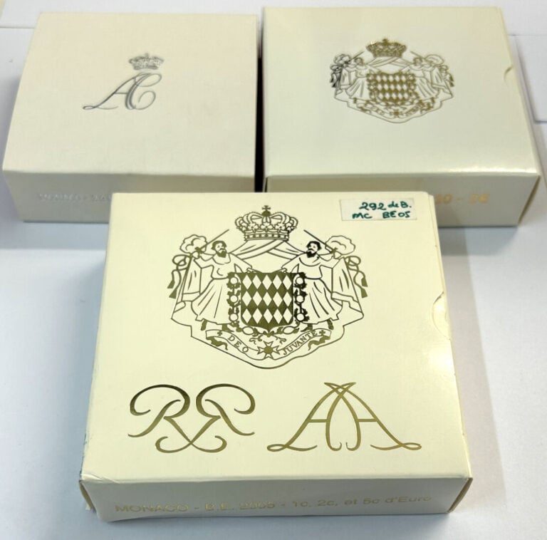 Monaco - - Lot de trois coffrets euros comprenant : - -Un coffret 2 Euros BE 20…