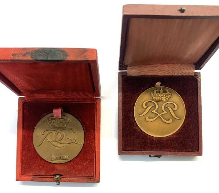 Monaco - Rainier III - Lot de deux médailles en Bronze comprenant : - -Une méda…