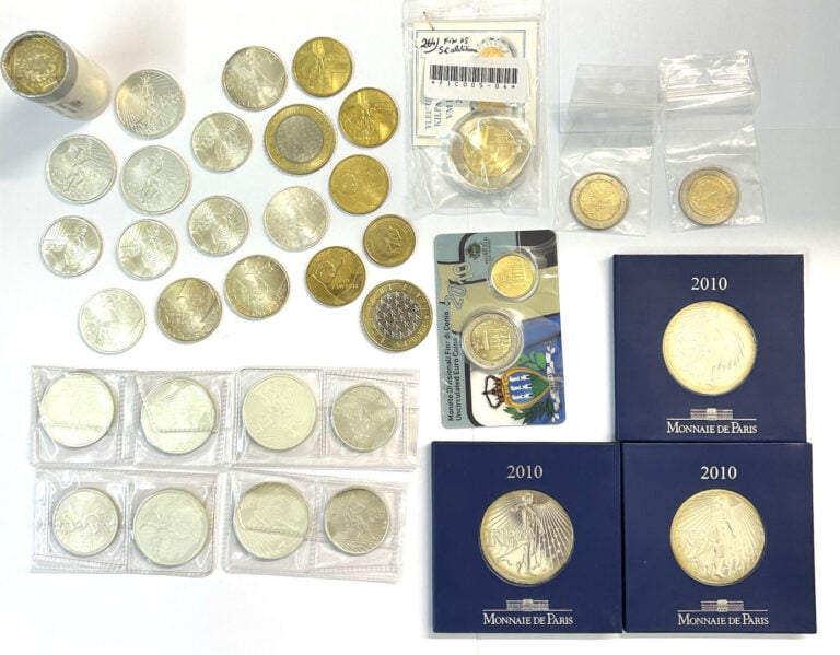 Monde - Divers - Important lot de monnaies en Euros comprenant : - -Quatre 10 E…