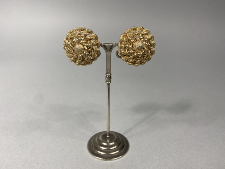 MONET - Paire de clips d'oreille de forme ronde en métal doré à motif de maille…