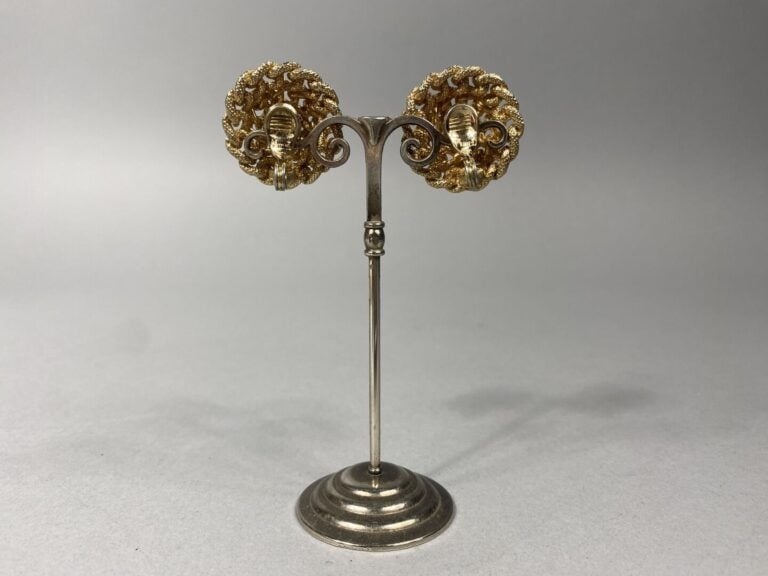 MONET - Paire de clips d'oreille de forme ronde en métal doré à motif de maille…